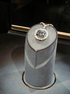 Hope Diamond<br>Location: <a href="https://www.google.com/maps/search/?api=1&query=38.89096,-77.02601" target="_new">Smithsonian National Museum of Natural History</a>